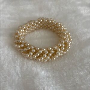 Elegant Cream Pearl Cluster Stretch Bracelet